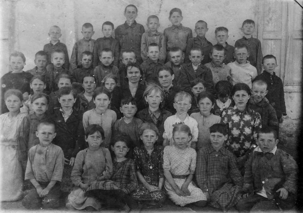 Учащиеся школы х. Тишанка. 1920-е годы