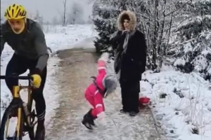 Велосипедист ударил маленькую девочку коленом.